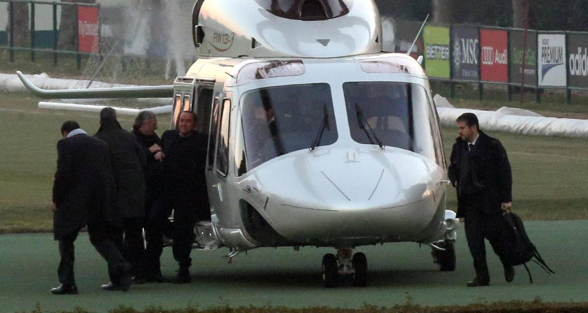 Berlusconi scende dall&#39;elicottero. Ansa